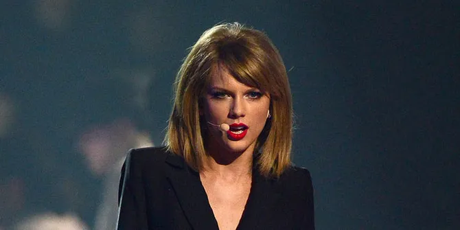 Bukan Dengan Calvin, Taylor Swift Malah Mesra Dengan Pria Lain