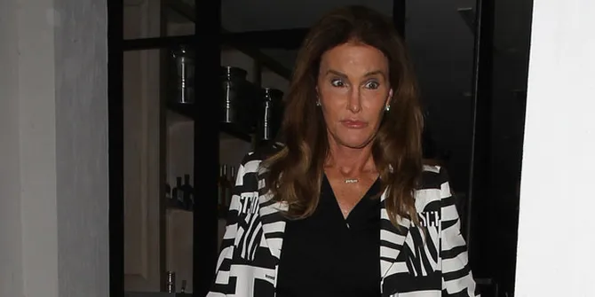 Caitlyn Jenner Tertangkap Basah Hang Out Dengan Seorang Pria