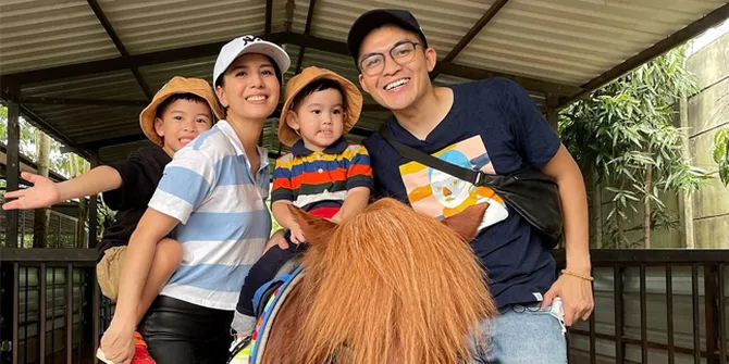 Cara Tya Ariestya Menenangkan Anak-Anaknya Ketika Positif Covid-19