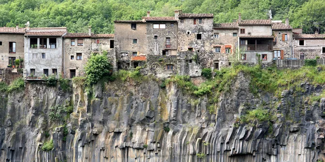 Castellfollit de la Roca, Keindahan Sebuah Kota di Atas Tebing