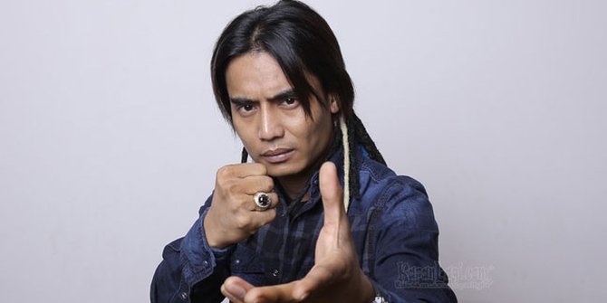 Charly Gosok Batu Akik Jauhkan Mikir Jorok Kapanlagi Gambar