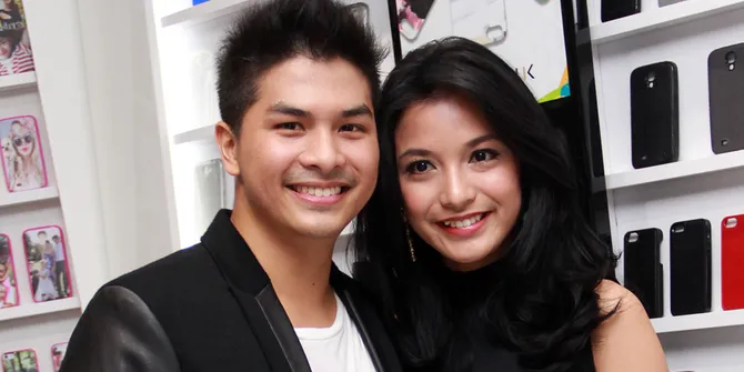 Chelsea Olivia - Glenn Foto Bareng Buket Bunga Besar, Siap Nikah?