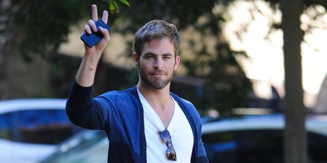 Chris Pine Akhirnya Resmi Jadi Kekasih Wonder Woman