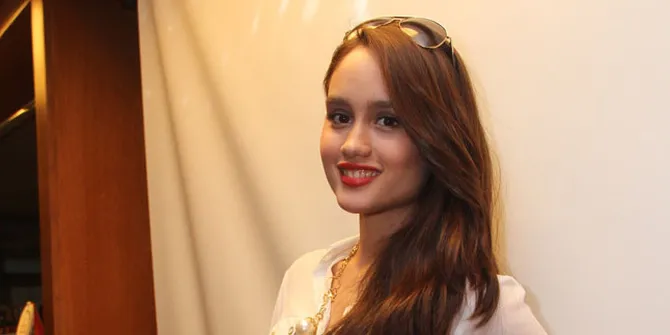 Cinta Laura Galang Dana Untuk Bantuan Pendidikan 