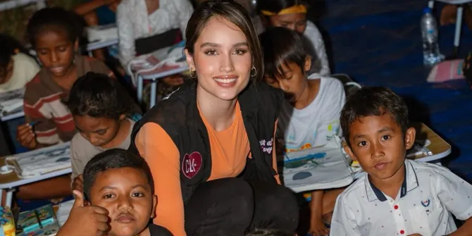 Cinta Laura Soroti Anak-Anak di NTT yang Masih Belajar di Bawah Terpal