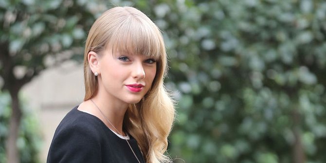 Cute! Taylor Swift Penuhi Dinding Kamar Dengan Selfie 