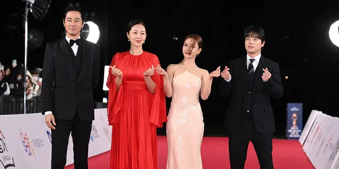 Daftar Pemenang '44th Blue Dragon Film Awards', 'SMUGGLERS' Film Jo In Sung Borong Penghargaan