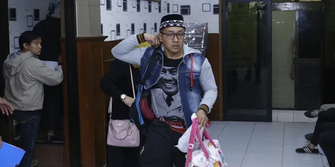 Datang ke Kantor Polisi Sambil Ajak Bayinya, Teddy Siap Terima Hasil Autopsi Mendiang Lina Hari Ini