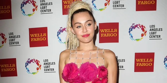 Demi Aksi Amal, Miley Cyrus Nekat Jilat Piano di Atas Panggung