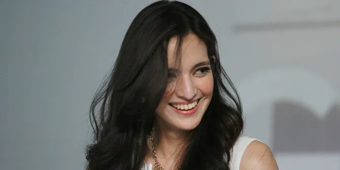 Demi Mr Grey, Nia Ramadhani Bakrie Rela Terbang ke Singapura