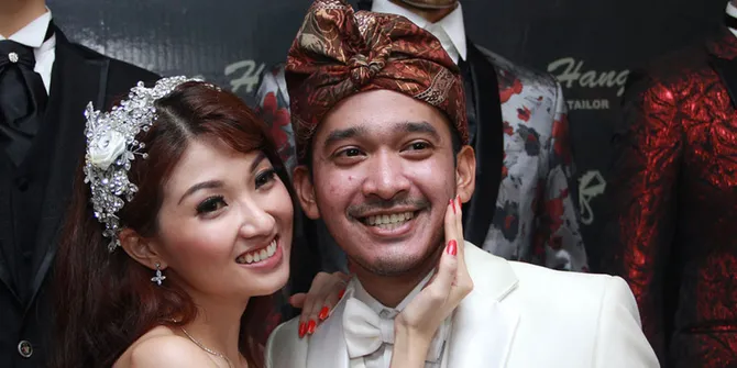 Demi Valentine Bareng Suami, Wenda Tan Sulam Alis & Eyeliner