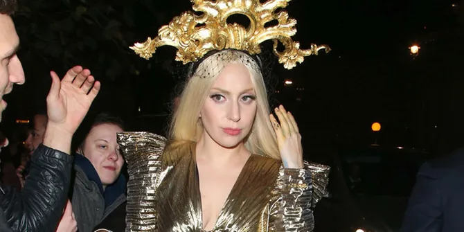 Demi Versace, Lady Gaga Lagi-Lagi Berpose Topless