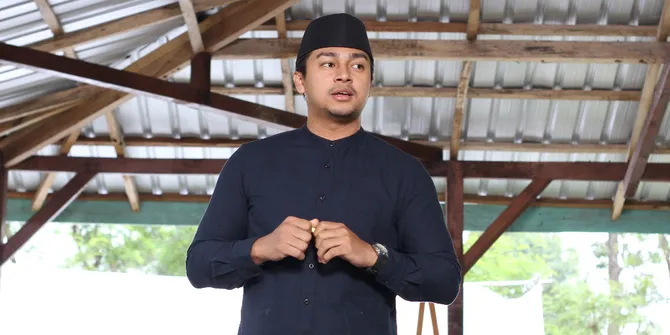 Deva Mahenra Perankan Ustaz Gaul Idola Banyak Wanita