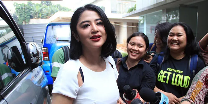 Dewi Perssik: Lebih Enak Zaman Soeharto