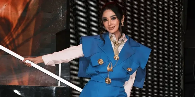 Dewi Perssik Tampil Stylish saat Jadi Juri Dangdut Academy 8