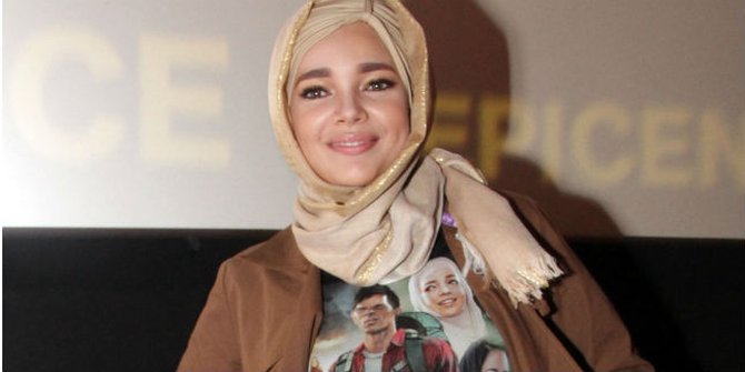 Dewi Sandra Tampil Keren dengan Baju Muslim Saat Manggung 