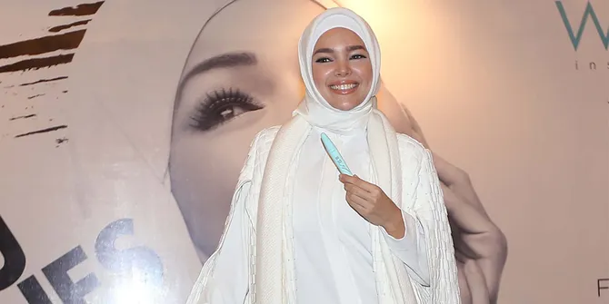 Dianggap Tren, Dewi Sandra Sebut Hijab Ada Sejak 1400 