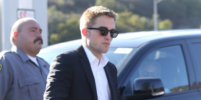 Dikira Pacar Robert Pattinson, Artis Ini Mesra Dengan Pria Lain