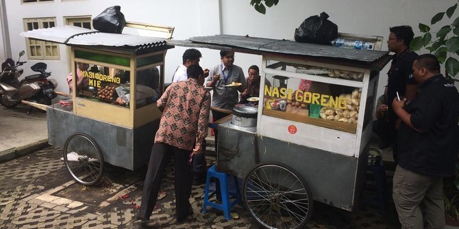 Diminta Jokowi Jualan di Istana, Penjual Nasgor Ini Jadi Viral