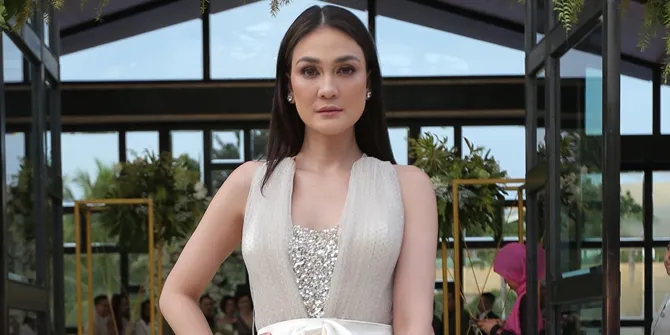 Dirias MUA Bubah Alfian, Luna Maya Tampil Semakin Cantik dan Bercahaya!