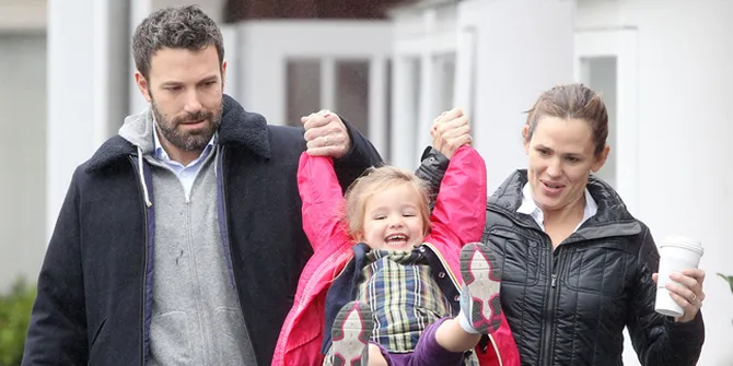 Dituduh Selingkuh, Ben Affleck Hangout Bareng Garner & Anaknya