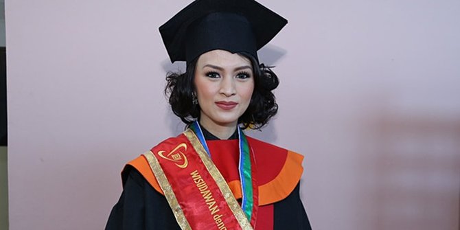 Donita Wisuda, Janin Dalam Kandungan Gerak-Gerak Terus 