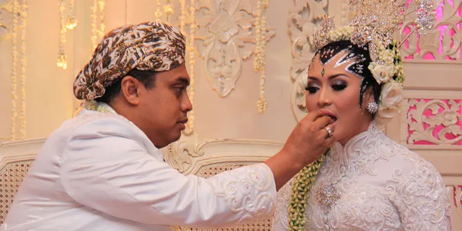 Edies Adelia Gunakan Uang 1 Miliar Dari Suami Untuk Beli Bedak