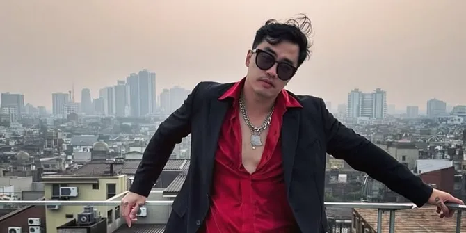 Ekonomi Sulit, Dennis Adhiswara Tak Gengsi Jualan Kacamata Murah