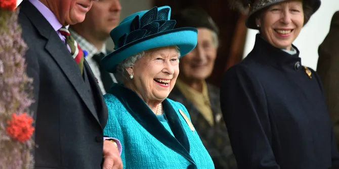 Ekspresi Ratu Elizabeth Saat Bertemu Anak Pangeran Harry-Meghan Markle, Sangat Hangat