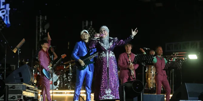 Elvy Sukaesih Sukses Ajak Ribuan Penonton Goyang Ska-Dangdut di Synchronize Fest 2025