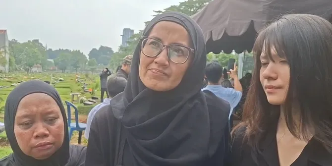 Epy Kusnandar Dimakamkan, Tangis 'Istri' dan 'Anak' Kang Mus 'Preman Pensiun' Pecah