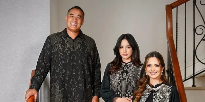 Family Portrait Nia Ramadhani dan Ardie Bakrie, Sosok Mikhayla Makin Cantik Saingi Ibunya