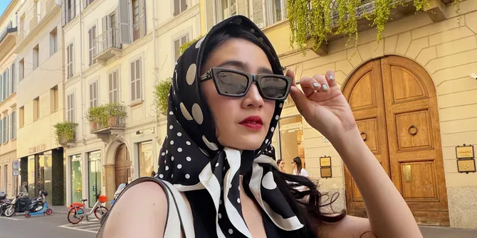 Febby Rastanty Tampil Elegan Pakai Scarf saat Liburan di Italia, Gayanya Bak Old Money