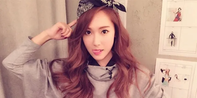 FOTO: Jessica Jung Tertangkap Jalan Bareng Tyler Kwon