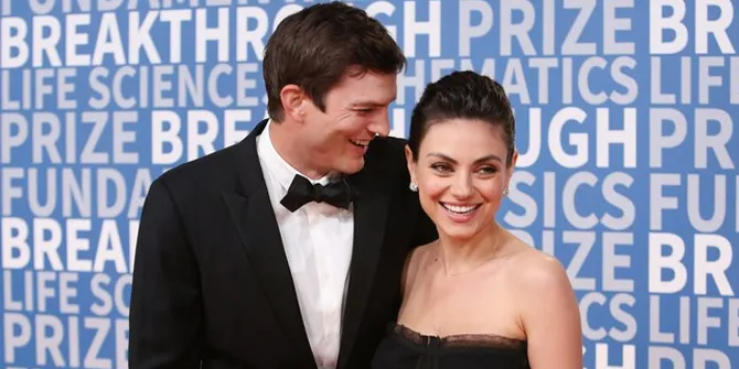 [FOTO] Ashton Kutcher Cium Mesra Mila Kunis di Depan Umum, Cute!