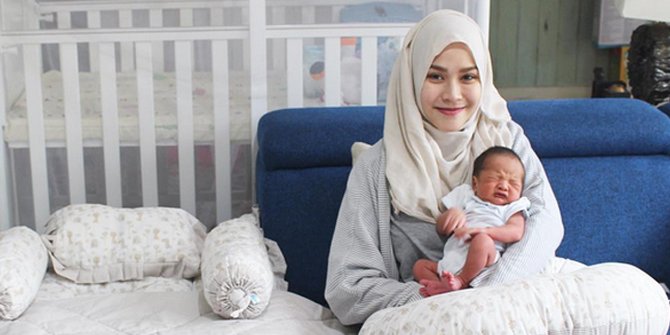 FOTO: Baru Genap 2 Minggu, Bayi Mungil Zaskia Mecca 