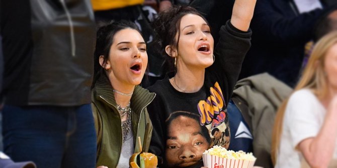 [FOTO] Bella Hadid & Kendall Jenner Topless Bareng Teman-Temannya