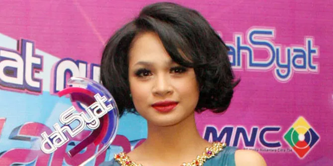 [Foto] Bibir Merah Terang, Andien Tampak Dewasa