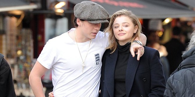 [FOTO] Brooklyn Beckham Gandeng & Cium Mesra Tangan Chloe Moretz