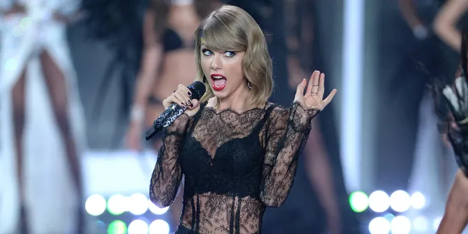 [Foto] Cium Bibir Wanita, Taylor Swift Mendadak Jadi Lesbian?