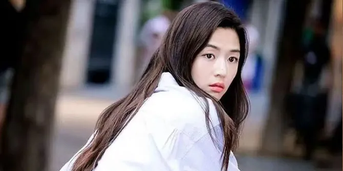 FOTO: Fashion Simple Elegan Jun Ji Hyun di Event Make-up