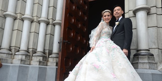 [Foto] Gaun Pernikahan Olga Lydia, Punya Ekor Sepanjang 5 Meter