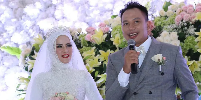 [FOTO] Gendong Mesra Angel Lelga, Vicky Prasetyo Mendadak Jadi Black Panther