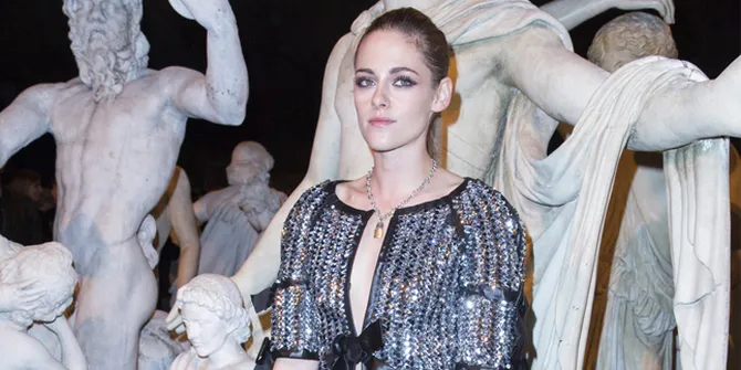 [FOTO] Go Public, Kristen Stewart Gandeng Mesra Pacar Wanitanya