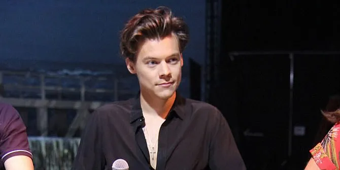 [FOTO] Harry Styles Ketahuan Kencan Lagi Dengan Model Cantik Ini