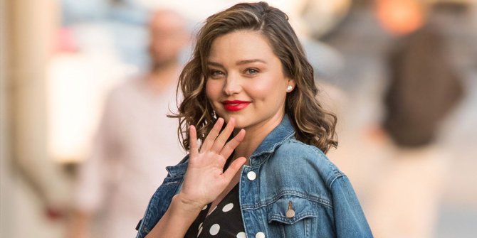 [FOTO] Ikut ke Red Carpet, Evan Spiegel Elus Perut Buncit Miranda Kerr