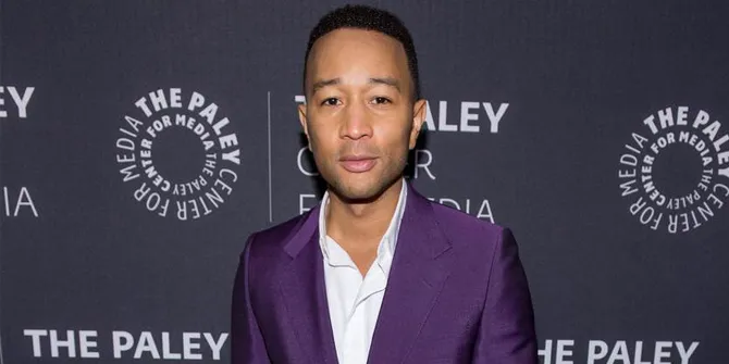 [FOTO] John Legend Gendong Anak Sambil Nyeker &#38; Pakai Baju Tidur