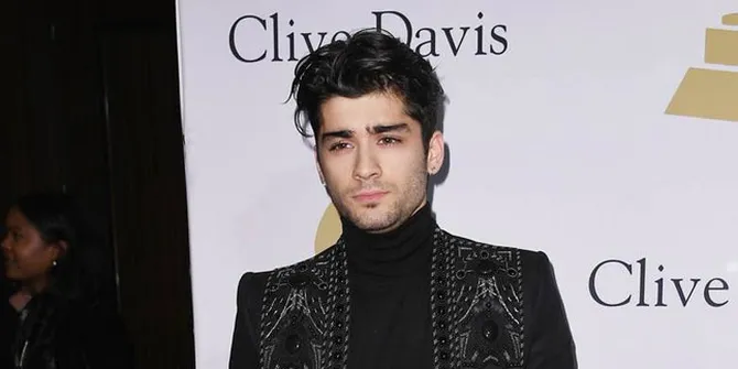 [FOTO] Ke Apartemen Gigi Hadid, Zayn Malik Pakai Kursi Roda