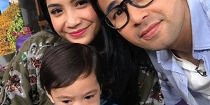 FOTO: Keluarga Raffi Kompak Pakai Merah Untuk Premiere 'RAFATHAR'
