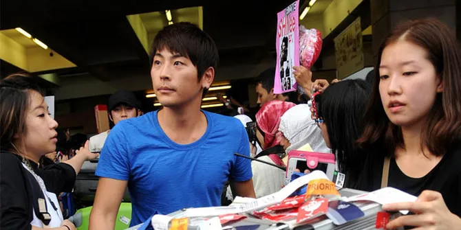 [Foto] Ketika Manager Super Junior Belanja di Indomaret